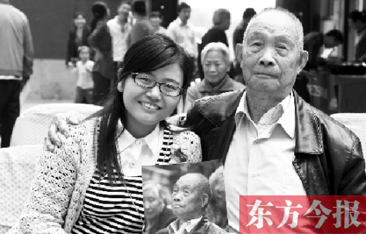 98歲的王西明老人與東方今報(bào)記者相約待他100歲生日時(shí)再為他拍照片