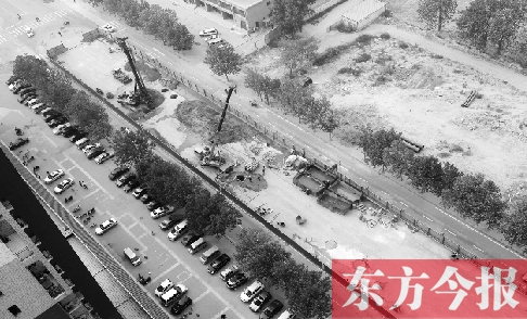 鄭州市隴?？焖俾方ㄔO(shè)已經(jīng)開(kāi)工，昆侖路與華山路之間的道路已經(jīng)封閉