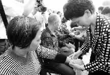 系上黃手帶，讓家人更容易找到老人
