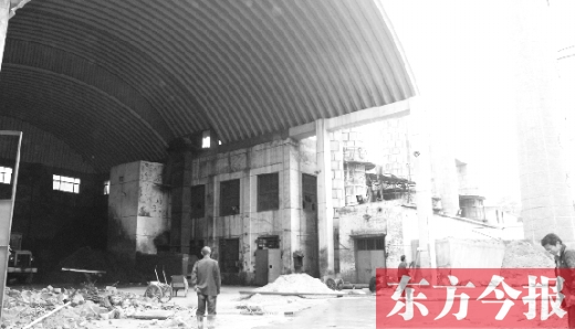 黃委會燃煤鍋爐房里幾臺機器正“整裝待發(fā)”，大煙囪拆除難
