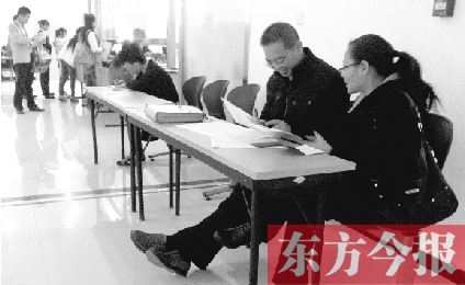 　　10月16日，鄭州市社保中心辦事大廳，新增的桌椅方便了前來辦理手續(xù)的市民