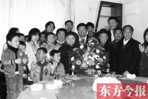 謝云峰、謝韓氏夫婦在生日宴會(huì)上與家人合影　該圖由其家人提供
