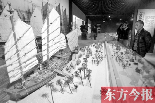 10月19日，大海的方向——西沙華光礁一號(hào)沉船寶藏展在省博物院舉行。圖為一位市民在觀(guān)看當(dāng)時(shí)（宋朝）工