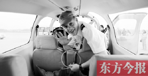 “歡呼”降落鄭州國(guó)際機(jī)場(chǎng)，杰克透過(guò)舷窗向人們打招呼