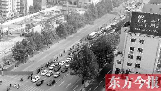 圍擋設置首日，人們騎車緩慢通行