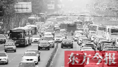 昨日下午4點，在花園路與黃河路口附近，車堵成了“一鍋粥”