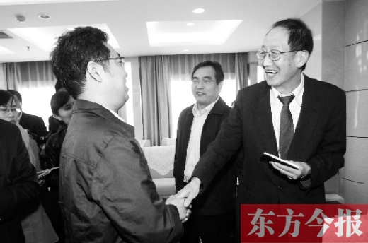 崔琦先生握手東方今報(bào)記者靳暉，感謝他把照片珍藏了15年