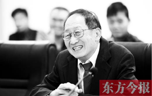 10月24日，美籍華人、諾貝爾物理學(xué)獎獲得者崔琦先生來鄭訪問