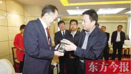 東方今報(bào)社社長(zhǎng)趙國(guó)平（右）向崔琦先生（左）轉(zhuǎn)贈(zèng)一份特殊的禮物，這份禮物東方今報(bào)記者珍藏了15年