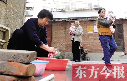 停水期間，一個(gè)水龍頭，12戶居民交替使用