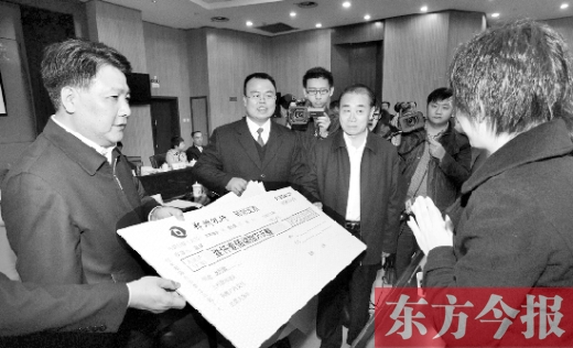11月5日，省高院院長張立勇（左三）與最高法院執(zhí)行局局長劉貴祥（左一）一起將執(zhí)行款發(fā)放到當(dāng)事人手中