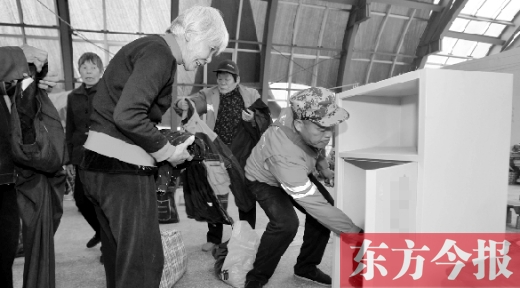 11月5日，孫德坤把棉衣送到今報(bào)的一處“愛(ài)有所衣”站點(diǎn)