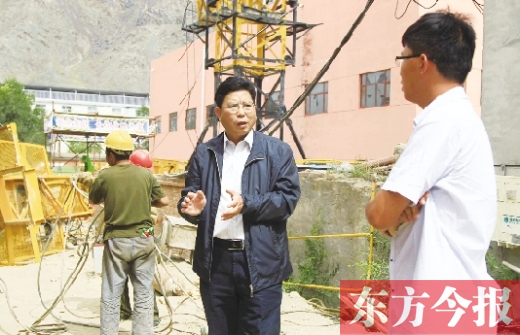 新鄉(xiāng)市援疆前方指揮部指揮長、伊吾縣委副書記鄭援越（中）深入一線調(diào)研