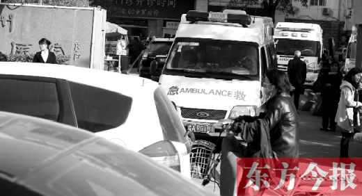 馬路上的機動車越來越多，臨著大路鄭州市第一人民醫(yī)院門口，出急診的救護車常常遭遇堵車