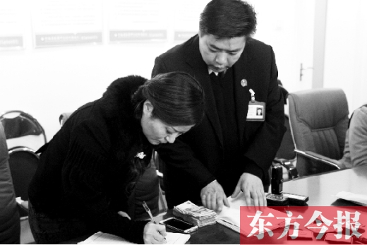 強制執(zhí)行+曝光，讓楊女士（左）拿到補償金