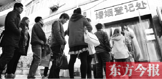 昨日，鄭州市中原區(qū)婚姻登記處等待“領(lǐng)證”的情侶們將隊(duì)伍延伸至辦事大廳大門外