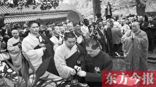 詠春“內(nèi)訌”風波中的關鍵人物張卓慶(前排下跪者)和少林方丈釋永信參加了揭碑儀式 圖片來自南方都市報