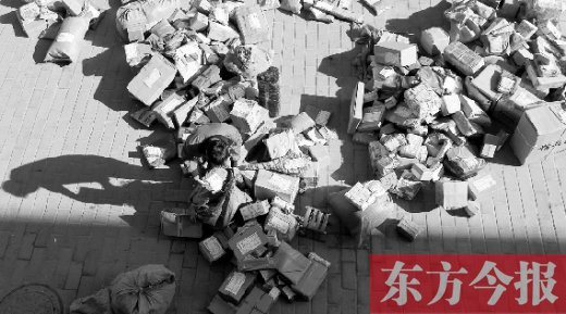 “雙十一”后，快遞員忙著送包裹，連水也不敢喝