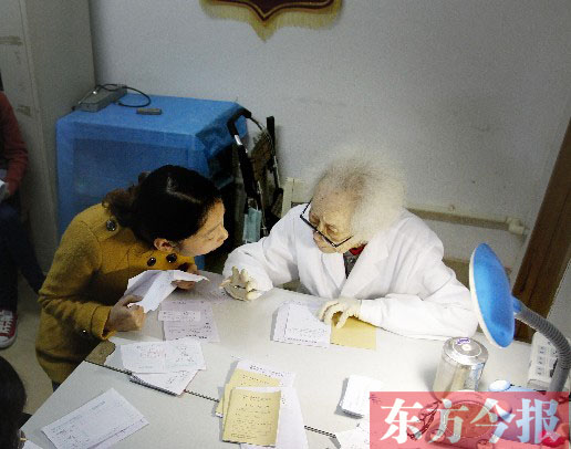 昨日，97歲的“醫(yī)生奶奶”胡佩蘭在給患者看病