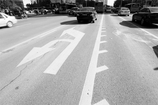 昨日，鄭州市金水路未來(lái)路口的“魚刺”車道，好多司機(jī)不知道咋走