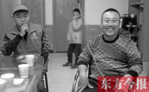 12月2日，“豫殘聯(lián)盟”辦公室里，袁海軍打著點(diǎn)滴與殘疾人朋友們探討著接下來(lái)的公益事業(yè)