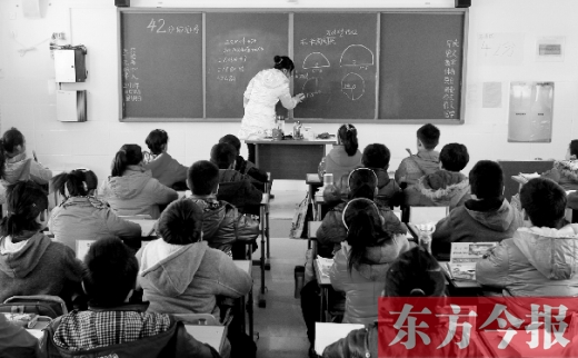 一位老師在給學(xué)生們上課。近日，教育部發(fā)布規(guī)定，再次強(qiáng)調(diào)“師德紅線”