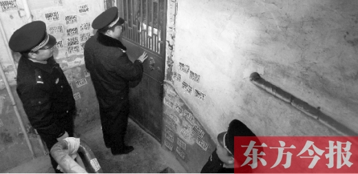 12月3日，鄭州市隴海路。執(zhí)法人員欲進入一戶未辦狗證的居民家中，強行將狗帶走