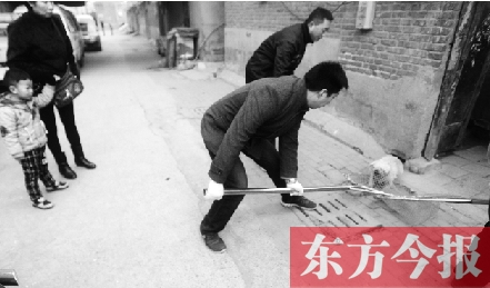 12月3日，鄭州市隴海路。執(zhí)法人員對一只“辦了證卻不系繩”的狗進行捕捉