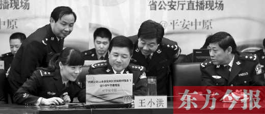 省公安廳廳長王小洪（中）和微博網(wǎng)友在進(jìn)行交談，發(fā)現(xiàn)問題現(xiàn)場馬上解決