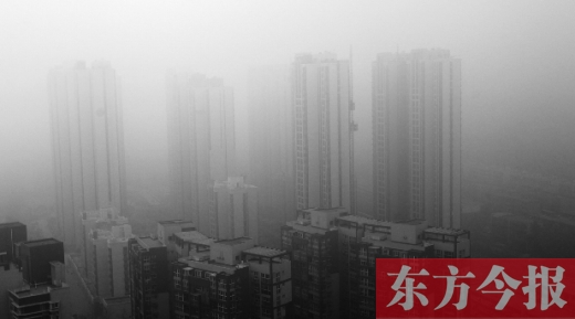 昨天早上，鄭州氣象臺(tái)發(fā)布大霧紅色預(yù)警，在霧霾籠罩下，鄭州市區(qū)的高樓大廈隱約可見