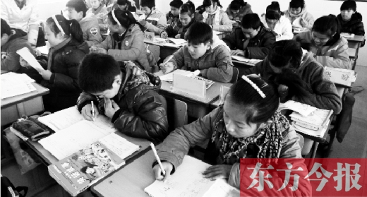 一所學(xué)校的學(xué)生們?cè)谏险n中。鄭州、新鄉(xiāng)成為國(guó)家中小學(xué)教育質(zhì)量綜合評(píng)價(jià)改革實(shí)驗(yàn)區(qū)
