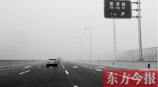 昨天上午，東方今報(bào)記者跟隨鄭州市交巡警部門，提前探路已具備通車條件的鄭州市三環(huán)快速路