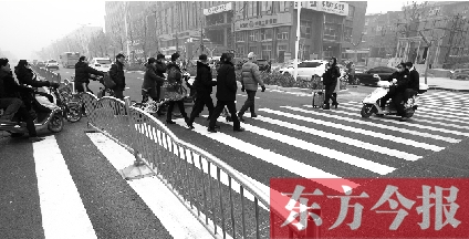 昨日，鄭州市建設(shè)路百花路口，馬路斑馬線被交通護(hù)欄隔斷