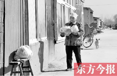 在京水村的臨時(shí)過(guò)渡區(qū)內(nèi)，62歲的村民白小英對(duì)未來(lái)的生活充滿期待