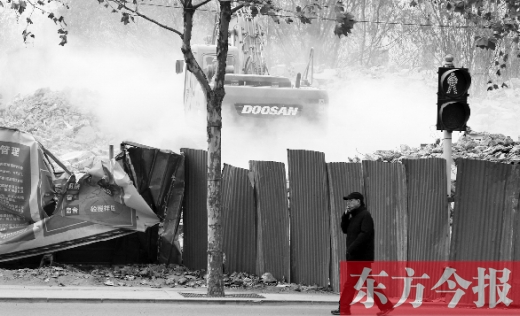 昨日，鄭州市未來(lái)路與緯四路交叉口一工地施工不除塵，加重了空氣污染