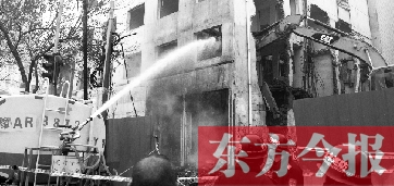 昨天早上8點(diǎn)半，鄭州市農(nóng)業(yè)路一拆遷工地，用兩臺(tái)噴水車噴水除塵，有效地阻止了施工揚(yáng)塵