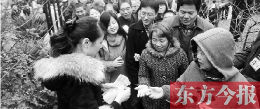 12月8日，鄭州市民排隊(duì)領(lǐng)取地鐵試乘劵。
