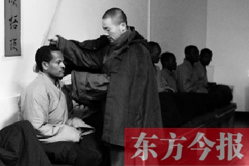 少林功夫講究禪武合一，坐禪當(dāng)然少不了,別看就是坐坐，姿勢都要師傅教