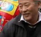 采訪(fǎng)我先買(mǎi)個(gè)氣球吧！大爺霸氣回答