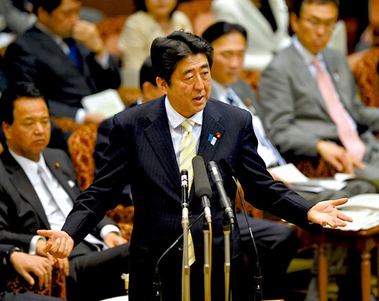 23日，安倍在參議院預(yù)算委員會(huì)發(fā)表講話。