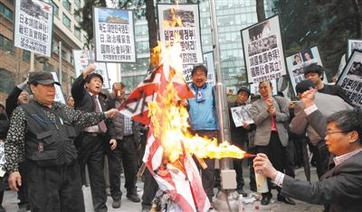  25日，首爾，韓國民眾舉行集會，抗議日本首相安倍晉三否認侵略歷史、袒護內(nèi)閣大臣參拜靖國神社。