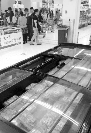 新街口某超市羊肉卷柜臺無人問津。