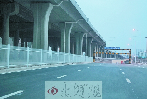 下穿隧道限高3米，不影響公交車通行。