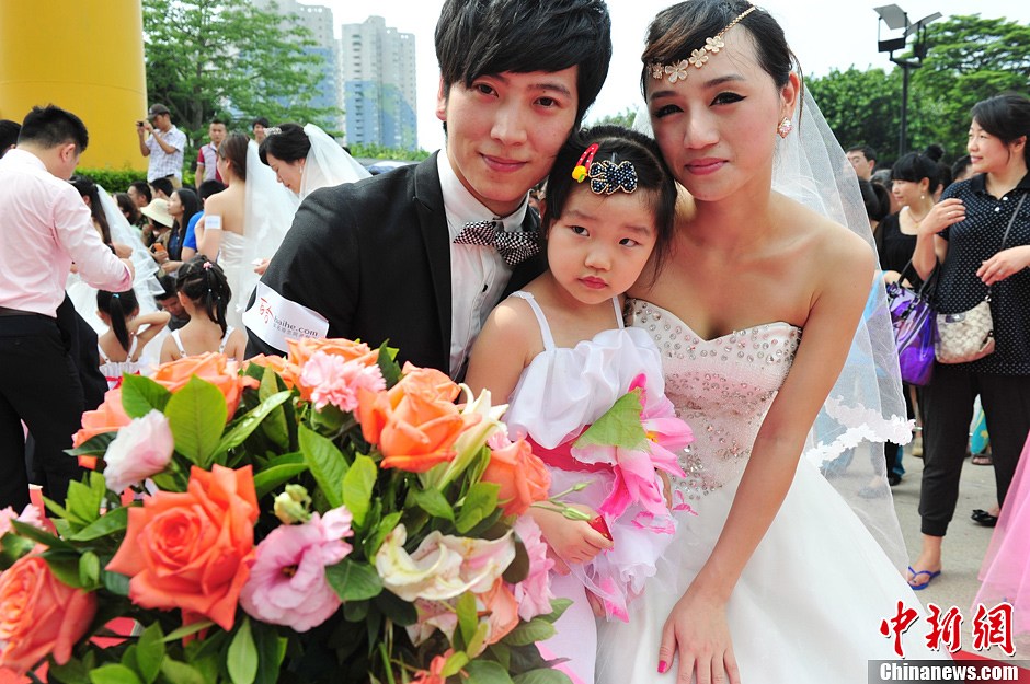 深圳新郎新娘乘地鐵參加集體婚禮