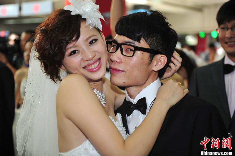 深圳新郎新娘乘地鐵參加集體婚禮