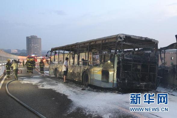 　　這是6月7日拍攝的廈門高架路上的快速公交起火事故現(xiàn)場(chǎng)。新華社發(fā)