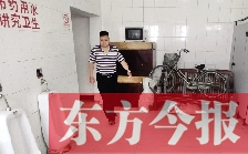 男廁中擺放的電視機(jī)、柜子、自行車等物品