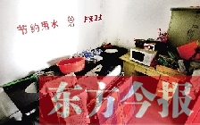 廁所進(jìn)門(mén)中廳，擺放著灶臺(tái)、餐桌、床鋪等，乍一看像個(gè)客廳