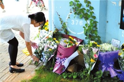 6月8日下午，記者來到廈門公交車爆炸事發(fā)現(xiàn)場橋下，附近已聚集了十幾個自發(fā)前來悼念的市民。橋墩下排放了一圈或黃或白的菊花，還有玖瑰、百合等。