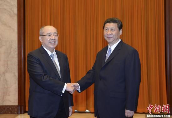 中共中央總書記習近平13日下午在北京人民大會堂會見了中國國民黨榮譽主席吳伯雄率領的國民黨大陸訪問團一行。中新社發(fā) 廖攀 攝